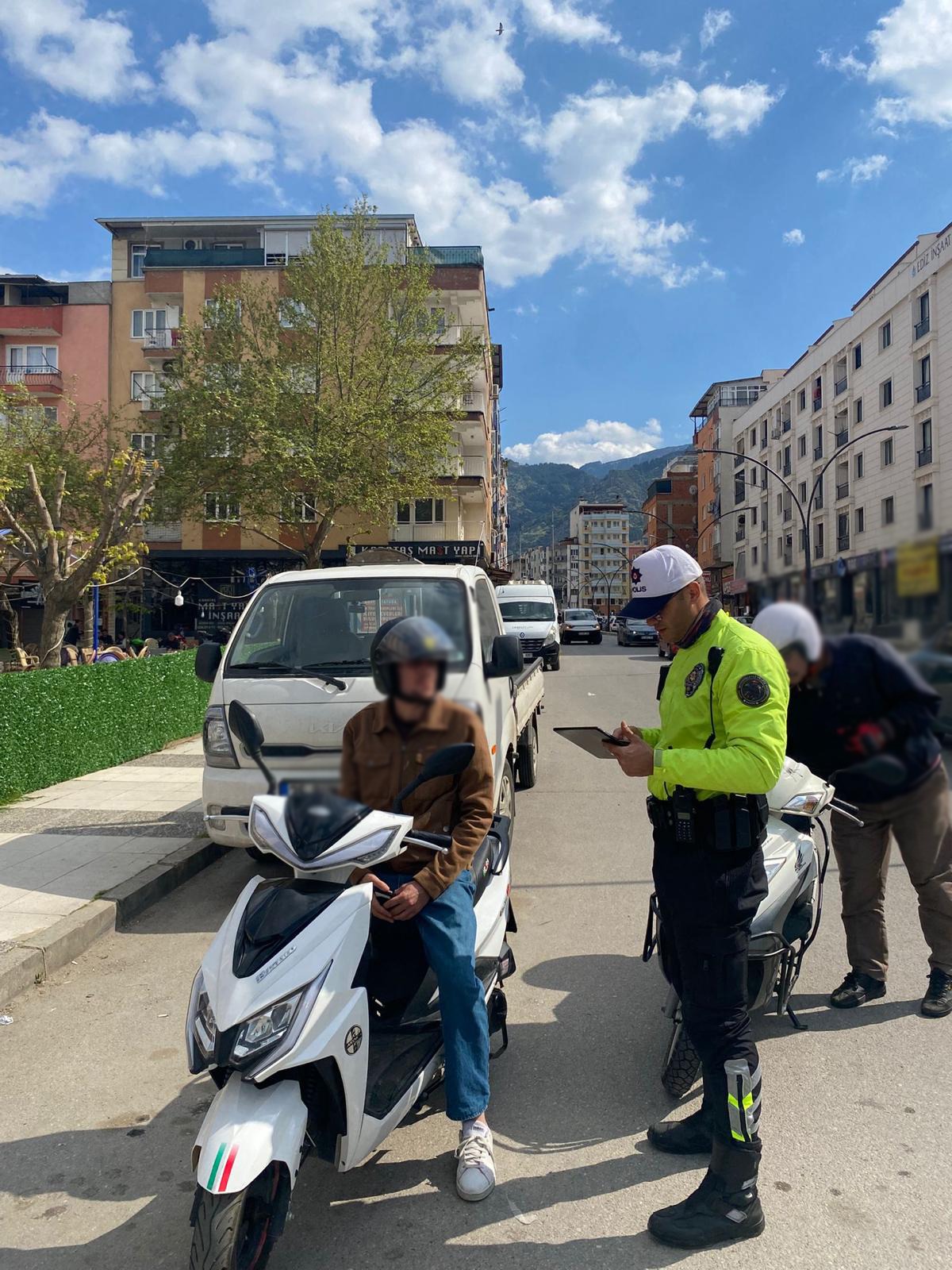 Manisa Merkez'de 30 Ekip 58 Trafik Personeli Tarafından “Motosiklet ve Motorlu Bisiklet Denetimi” Gerçekleştirildi