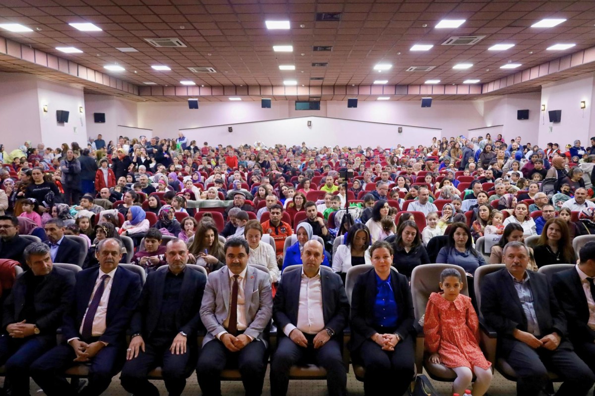 Kaymakamımız Sayın Mustafa CAN ve Eşi Sayın Elvan EKER CAN, Zübeyde Hanım İlkokulu Tarafından Düzenlenen “Masal Canlandırma Yarışması”na Katıldı.