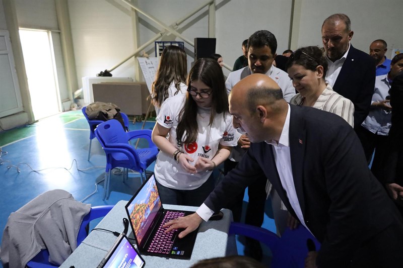 Kaymakamımız Sayın Mustafa CAN, Zeynep Gülin Öngör Kız Meslek Lisesi Tarafından Düzenlenen 4006-B Tübitak Bilim Fuarı Programına Katıldı.