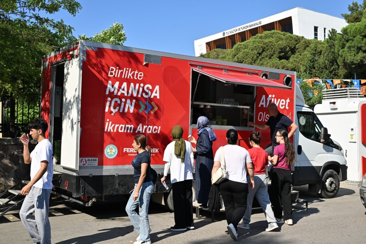 Manisa Büyükşehir’den YKS Adaylarına Su ve Limonata İkramı
