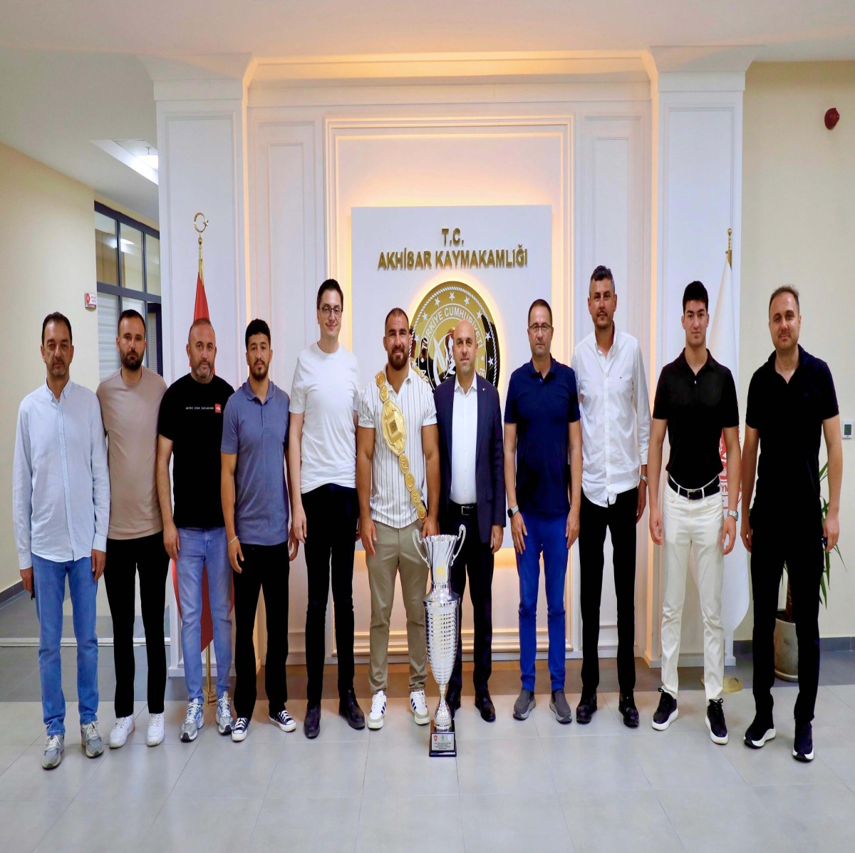 CW Enerji Türkiye Yağlı Güreş Ligi 9. Yuntdağı Yağlı Güreşleri Başpehlivanımız Feyzullah AKTÜRK, Kaymakamımız Sayın Mustafa CAN’ı Ziyaret Etti.